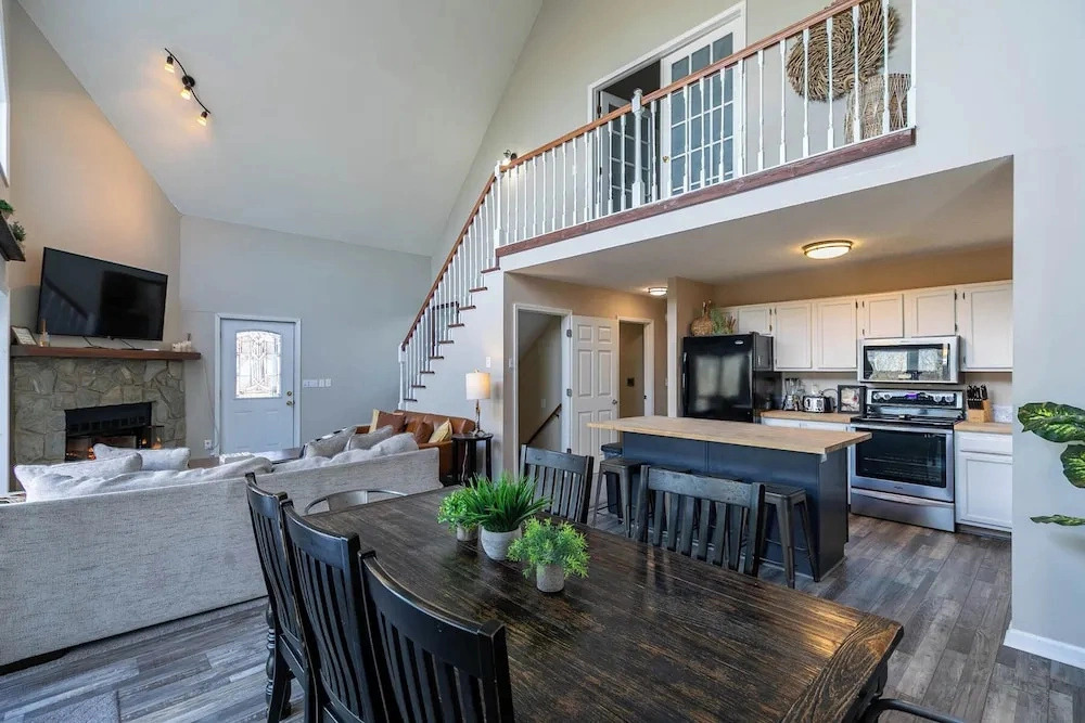 Sky High Chalet Blowing Rock Home With hot Tub, Pool Table, Bunk Room, and Fire pit