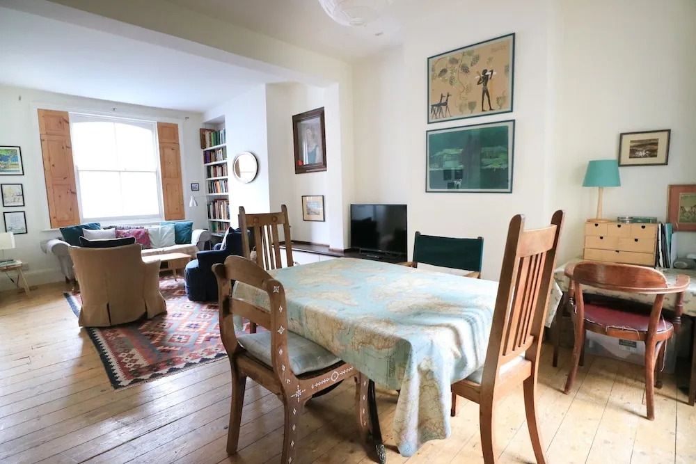 Charming 2 Bedroom House With Garden in East London