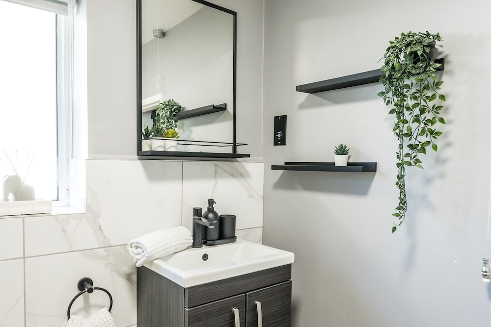 Spacious 1Br Flat In Wanstead: Garden & Comfort