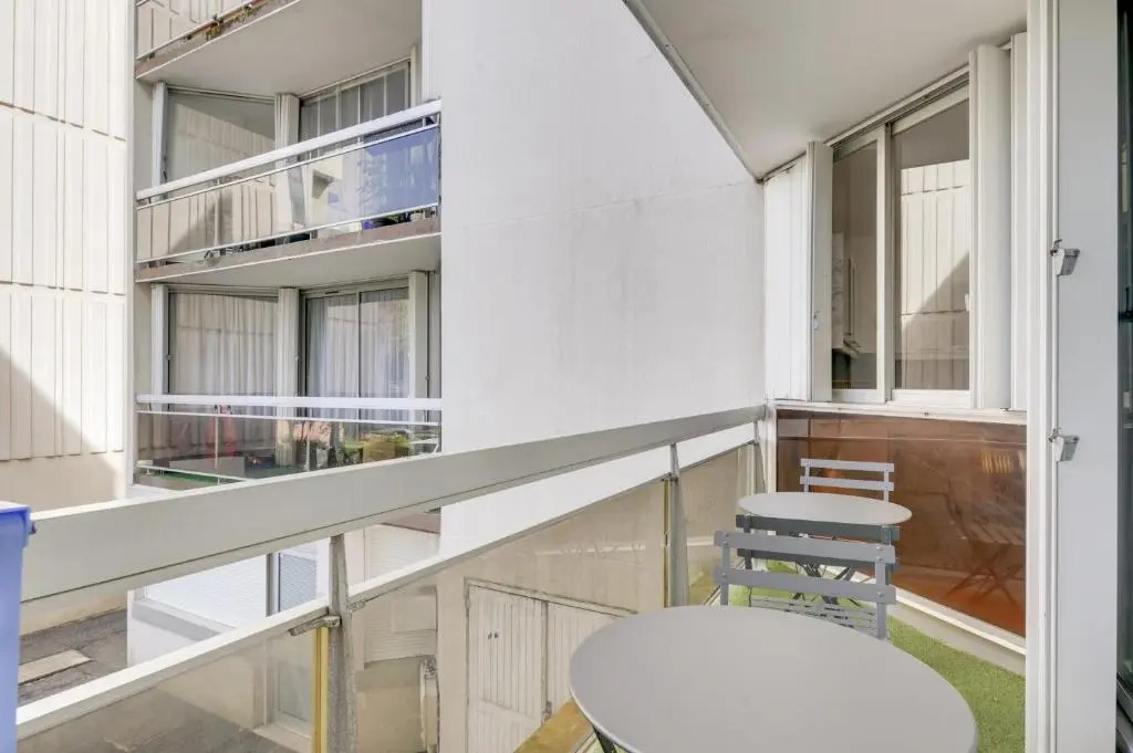 Chic And Spacious Apart with Parking