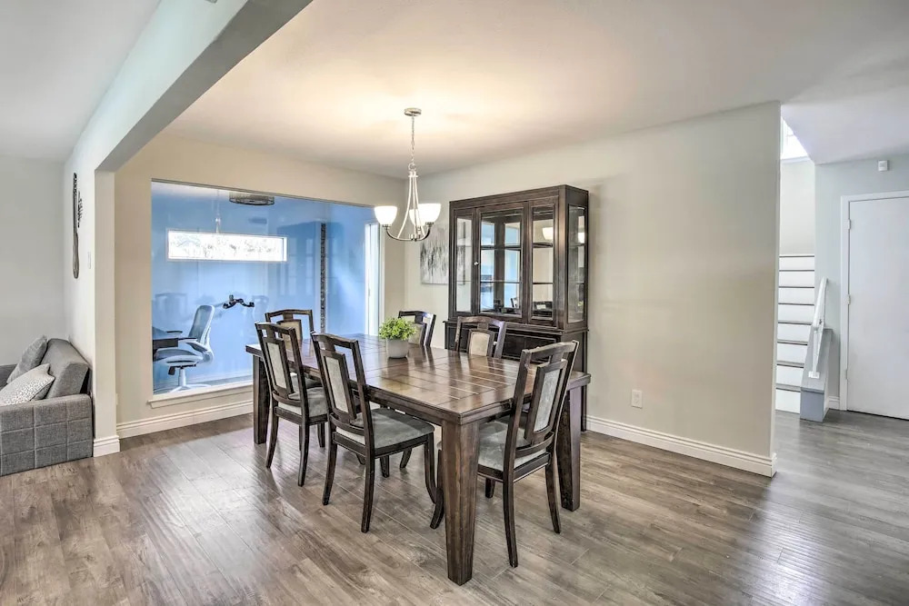 Movie Room & Private Pool: Richardson Retreat