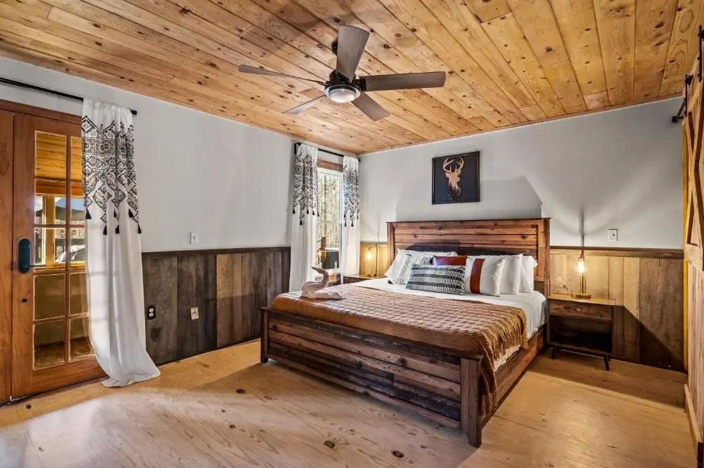 Smoky Bear BnB! Theater, Game Room, Hot Tub, Bar, 5Br 5Ba