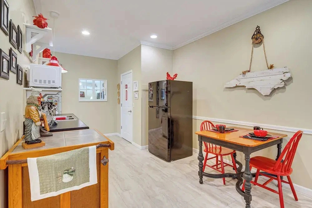Walk to Main Street: Saluda Escape w/ Garden Patio