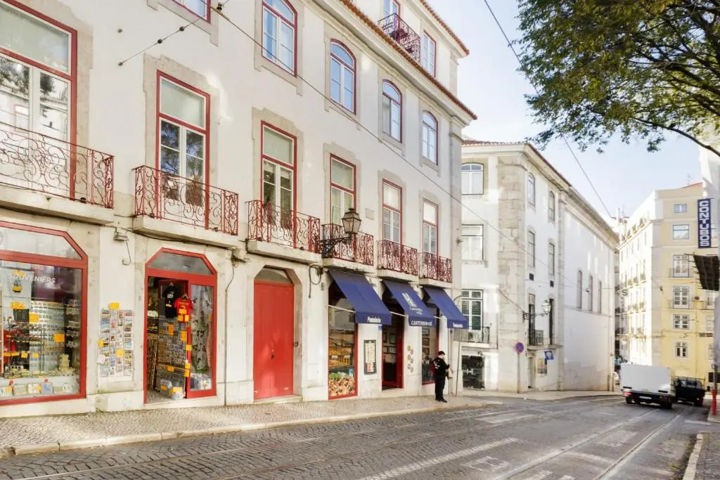 Update Urban Chic Flat in 19th Century Building 2 Bedrooms & 2 Bathrooms & AC Central Alfama District