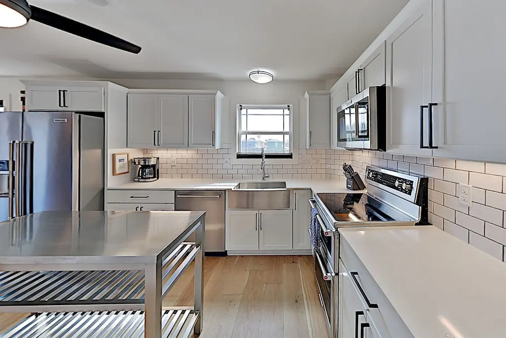 Chic Port A Escape W/ Big Balcony - Walk To Beach! 4 Bedroom Home