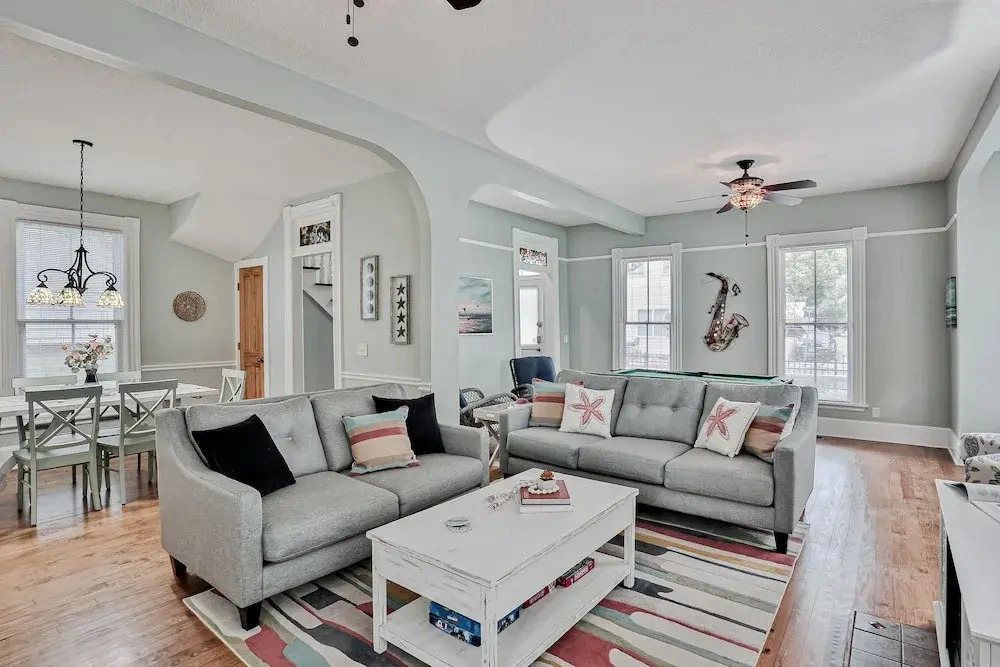 Classic Victorian Home Near Downtown With a Private Pool, Wifi, & Washer/dryer