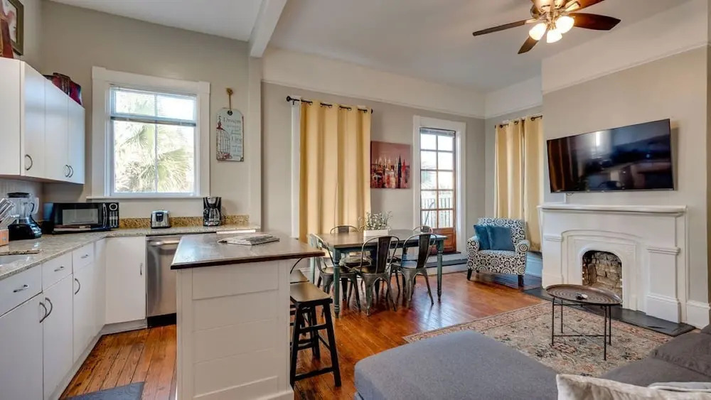 Huge 5 bedroom 5 bath Home in Savannah