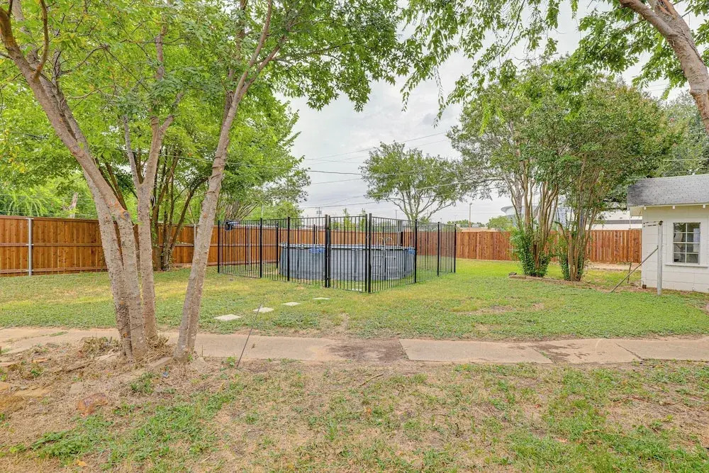 1 Block to Dallas Stadium! Home w/ Hot Tub!