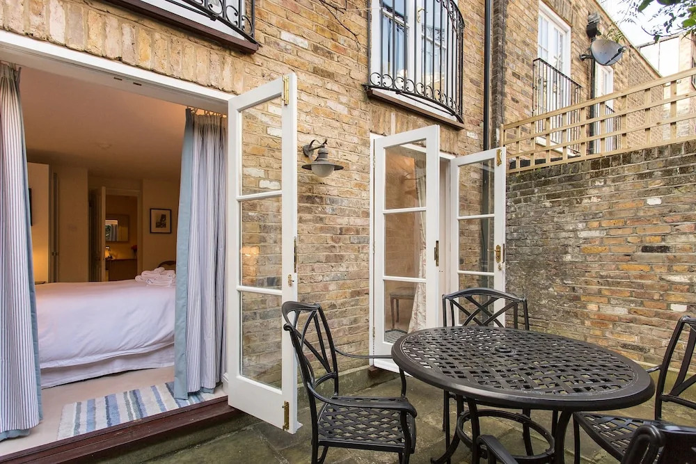JOIVY Modern 2 bed flat in Central London, sleeps 6