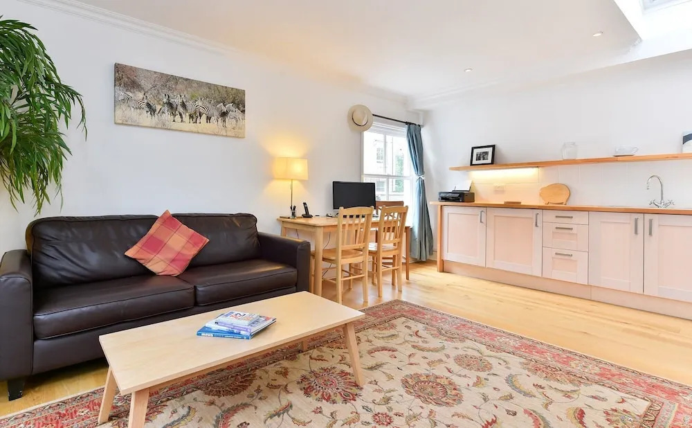 Charming Flat Near Earl's Court Station / 4 Guests