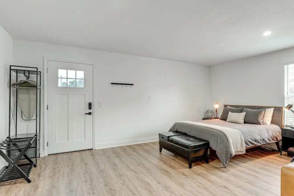 Stylish Lakeland Studio w/ Workspace