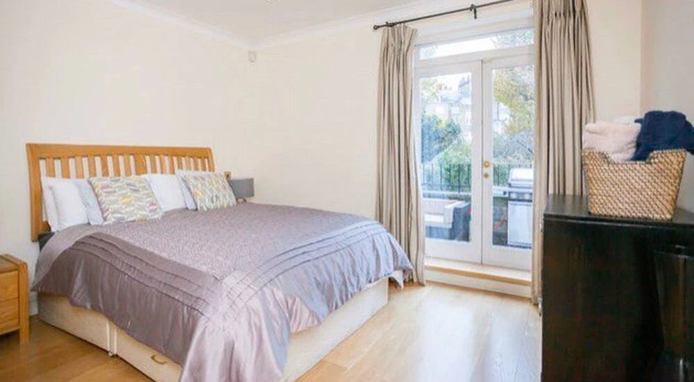 1 Bed Apartment With Balcony In Knightsbridge
