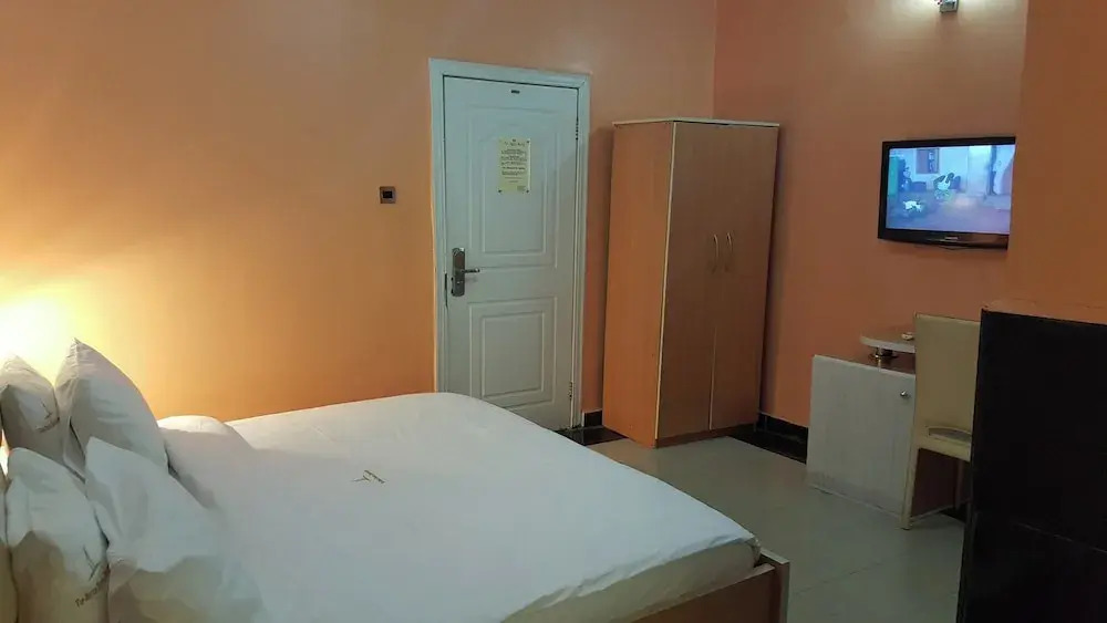 Top-Notch Suites and Apartment