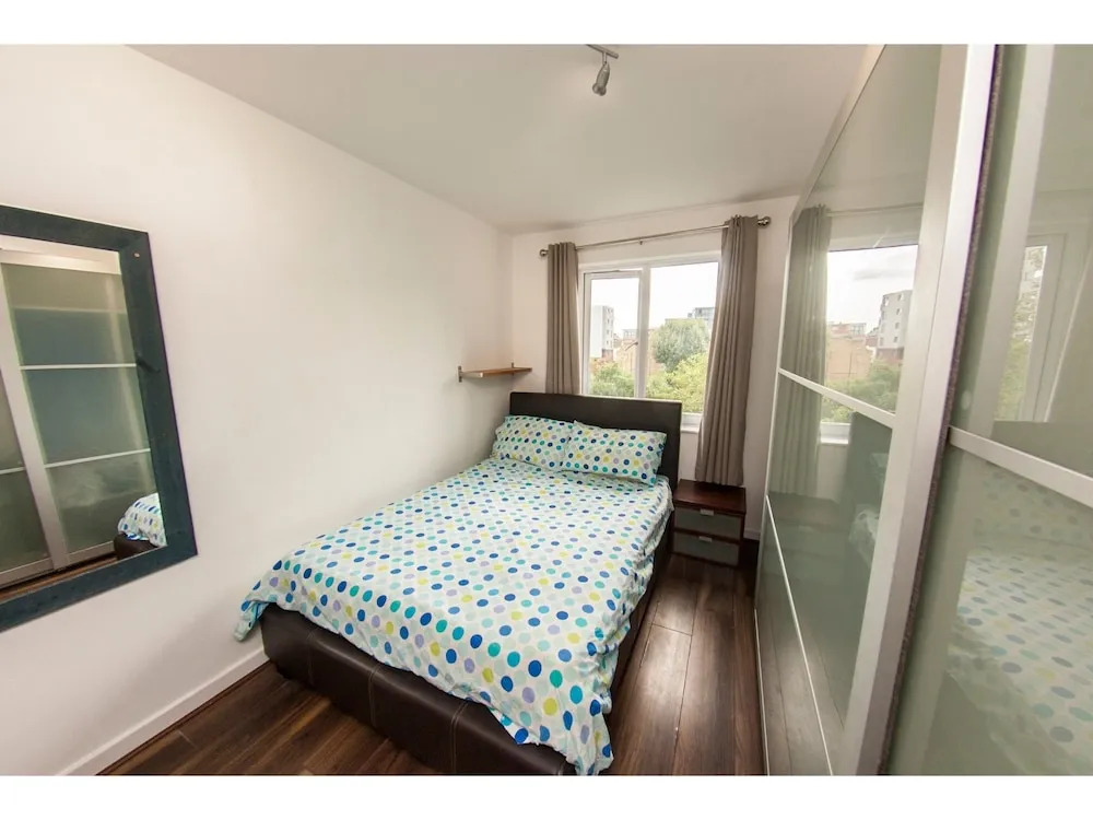 Bright and Spacious Flat Near Borough