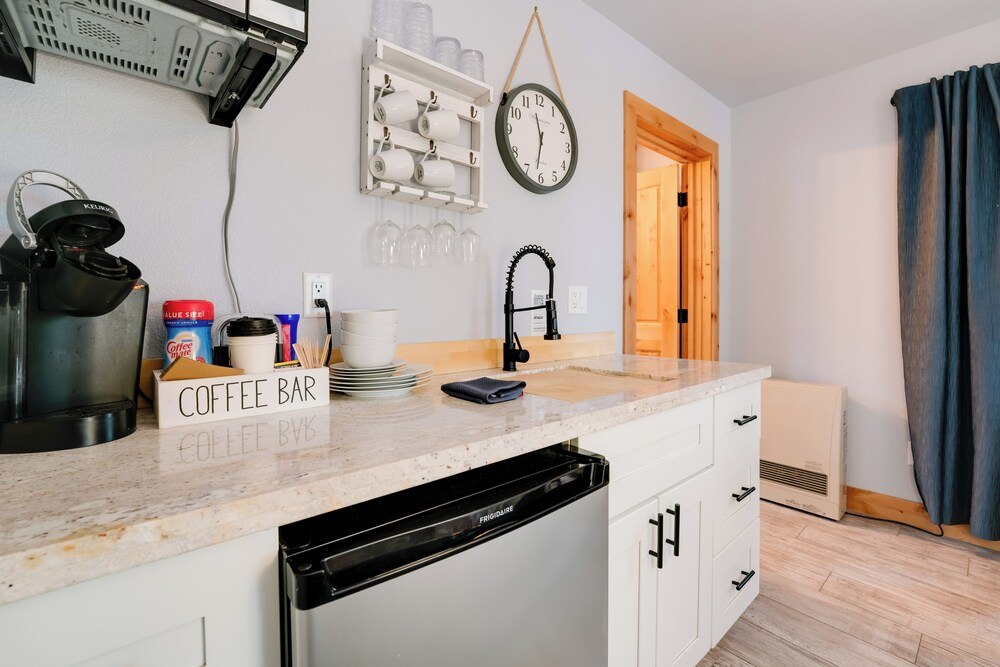 Gateway to Lassen Volcanic! Cozy Woodland Studio