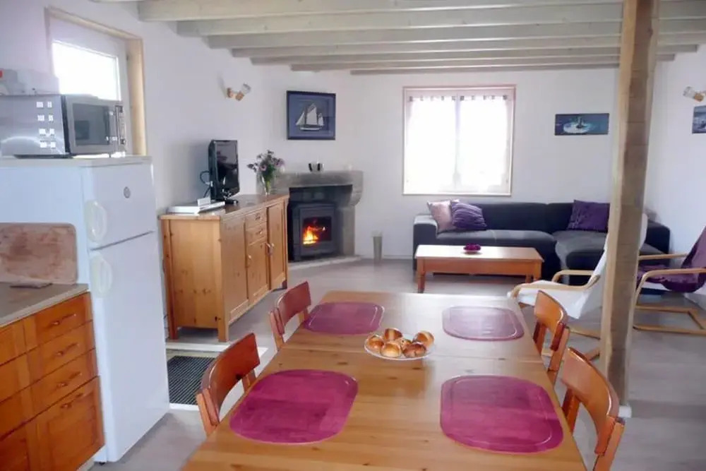 Holiday Home in Cleder Near Les Amiets Beach