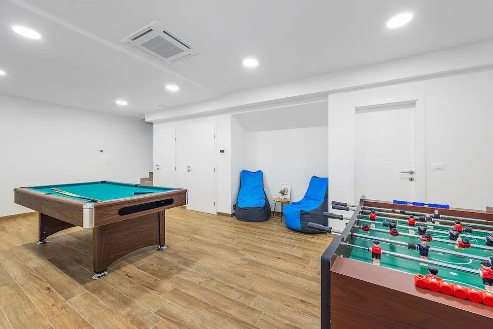 Villa With Pool, Game Room, Garden