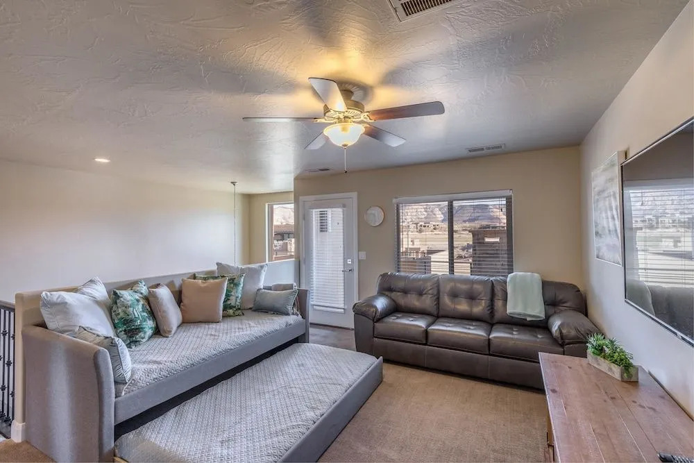 Sunny Ledgeview Retreat