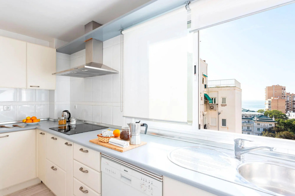 Beautiful 3 BD apartment next to the beach. Paseo de Reding II