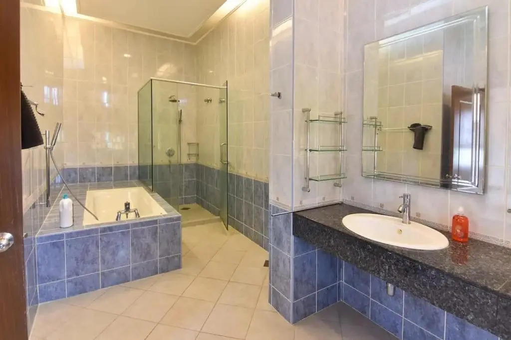 A Spacious & Cozy 5BR Unit in Ampang FREE Parking