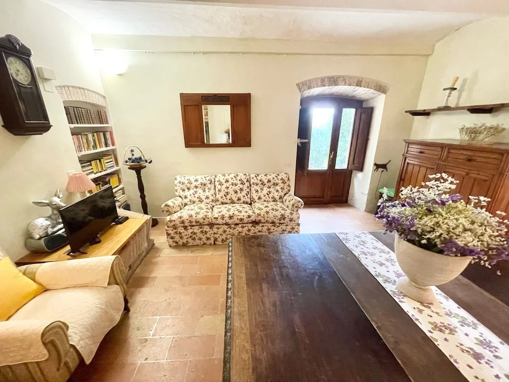 Umbrian Paradise contains 5 Bedrooms with Private Pool and Stunning Views