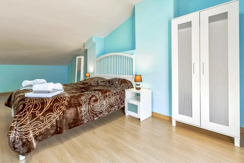 YELLOW 3 bedroom large apartment for 10 guests