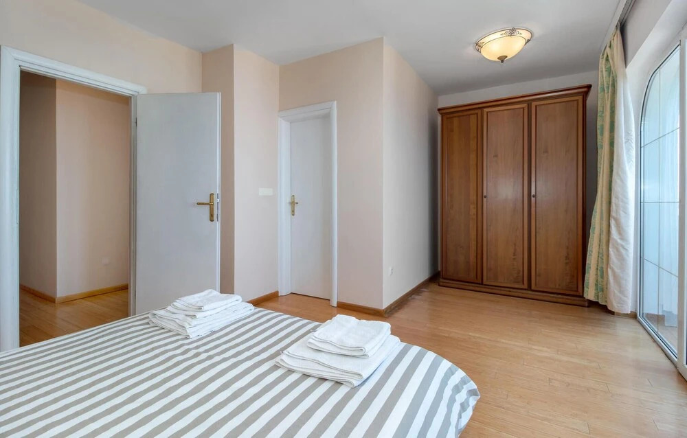 Beautiful Apartment in Dramalj With Wifi and 3 Bedrooms