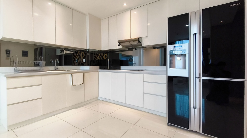 Spacious And Lavish 4Br At The Via And The Vue Ciputra World Apartment