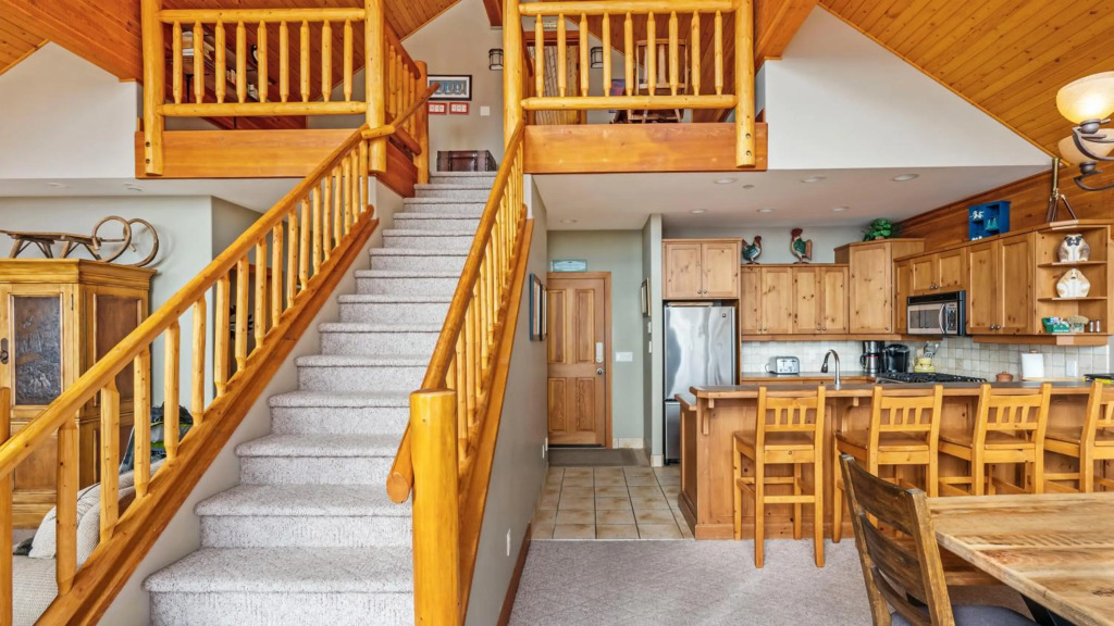 Coyote Creek - Large Ski In/Ski Out Chalet with Amazing Views & Private Hot Tub