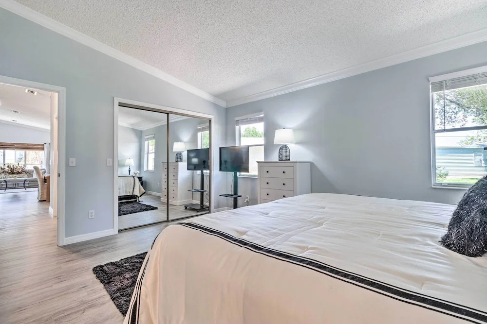 Inviting Lady Lake House In the Village!