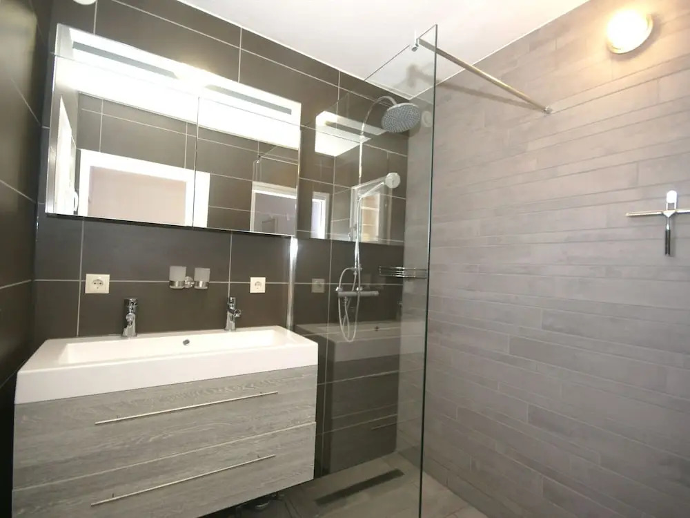 Stylish Villa With Heated Swimming Pool Close to the Lovely L'isle-sur-la-sorgue