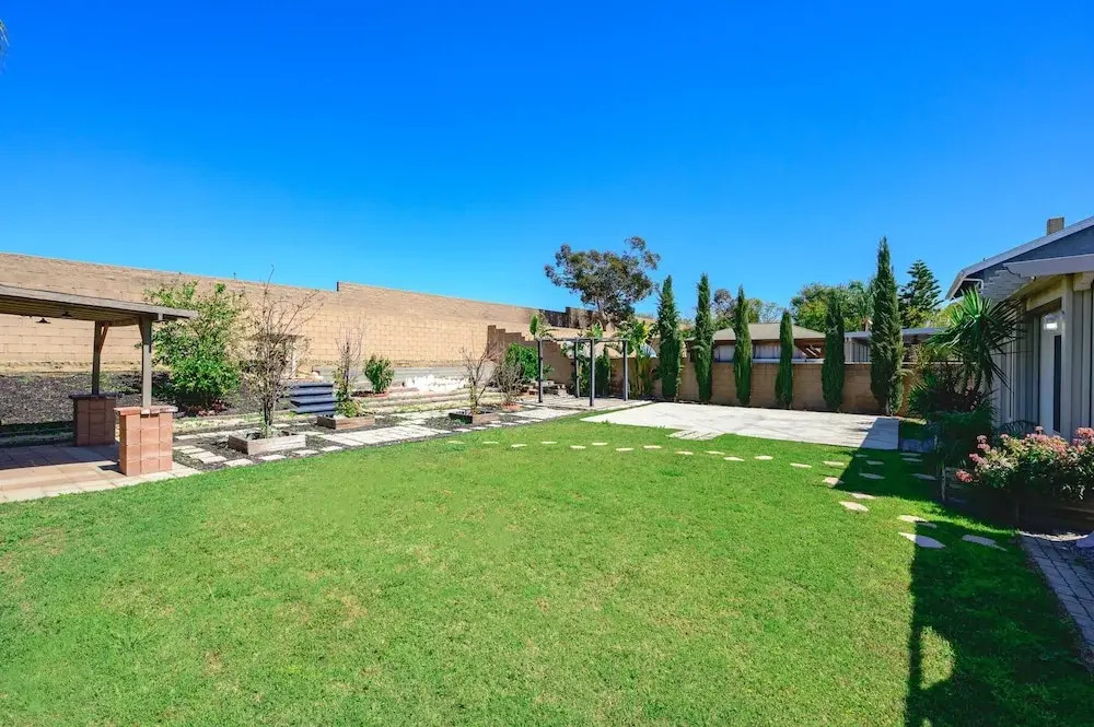 Spacious Family Retreat w Garden Modern Comfort
