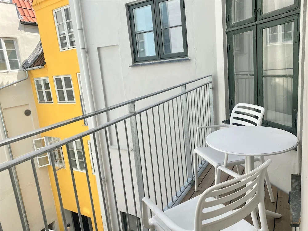 Regent 7 - Large 3 Bdr Apt With Balcony in City Centre
