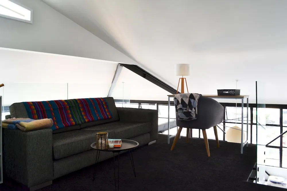Stylish 2 Bedroom Loft Apartment With Parking