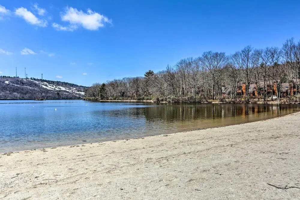 Walk to Big Boulder Mtn & Lake, Home w/ Hot Tub