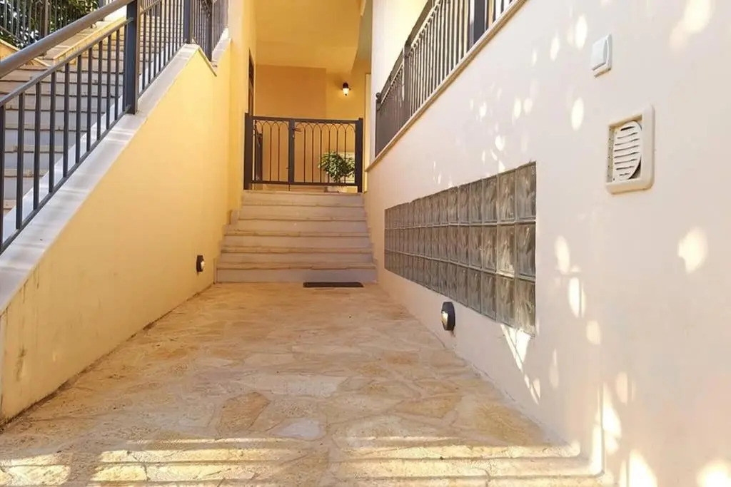 New, modern, bright and independent apartment 83 m2, with garden, 5min to the beach and the city center