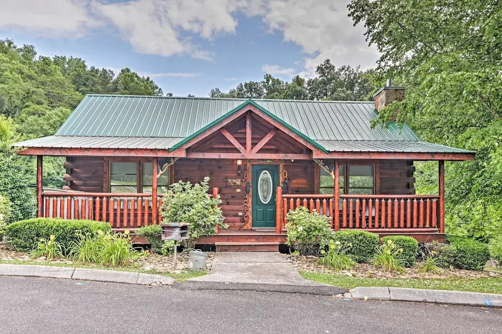 3 Mi to Dollywood: Hot Tub Hideaway in Smoky Mtns