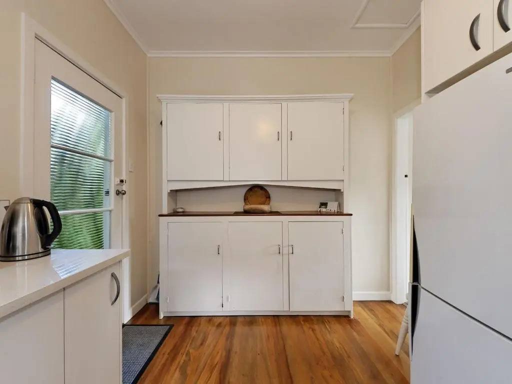 Surfers Sunshine Cottage - Piha Holiday Home
