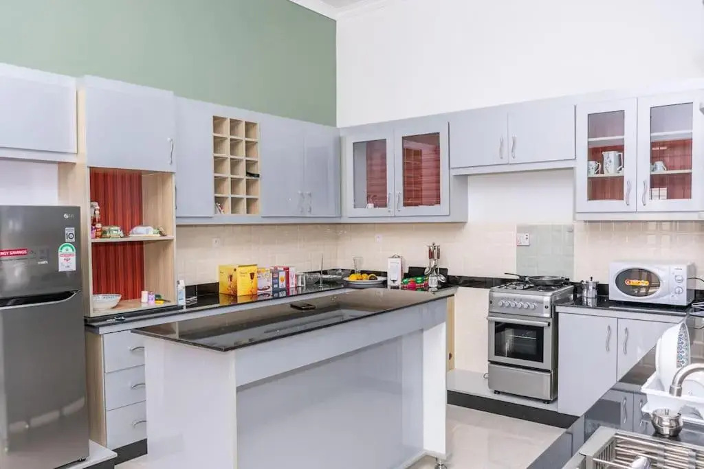 Cheerful 4-bedroom home with parking