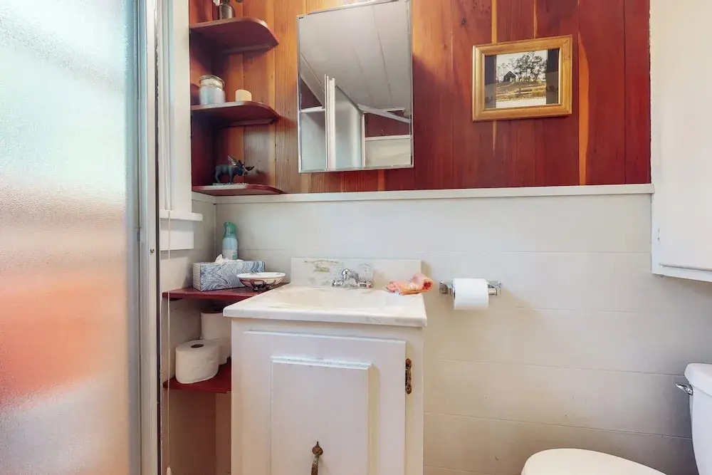 Walk to Town! Dog-friendly Quincy Getaway w/ Deck