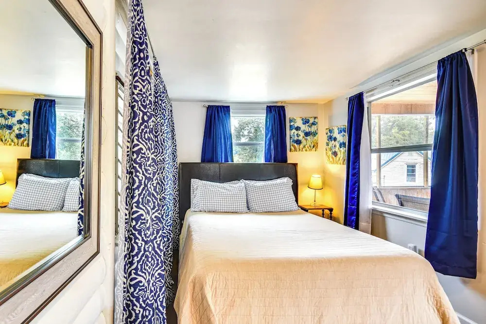 Cozy Cottage w/ Deck: Walk to Lake of the Ozarks!