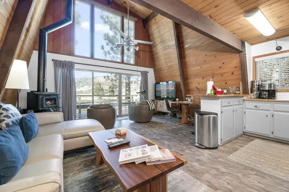 Big Bear Lookout Lodge - Luxurious Mountain Home, Just A Short Drive To Big Bear's Attractions. 3 Bedroom Cabin