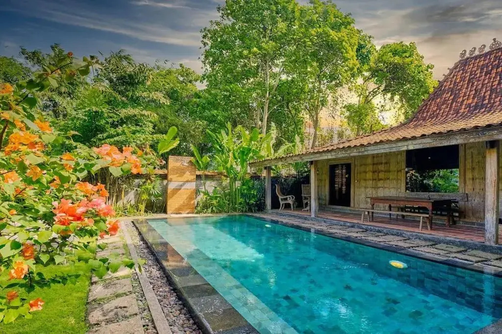 WAHYU Joglo Pool Seminyak Honeymoon Oasis
