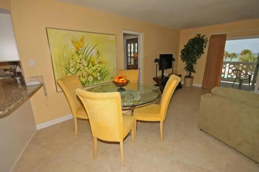335 El Matador 1 Bedroom Condo by RedAwning
