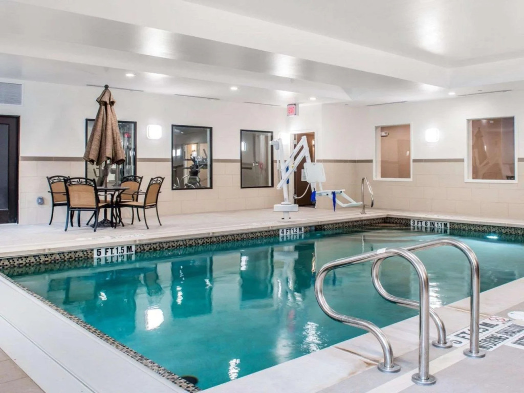 Comfort Inn & Suites Pittsburgh South