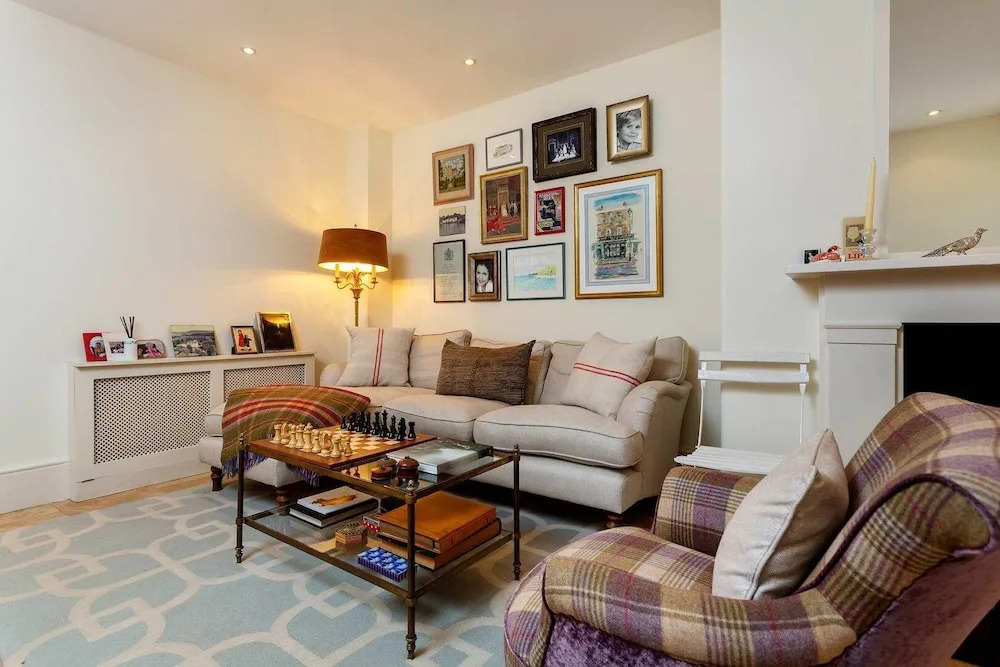 Elegant Two-bedroom Flat in Evelyn Gardens