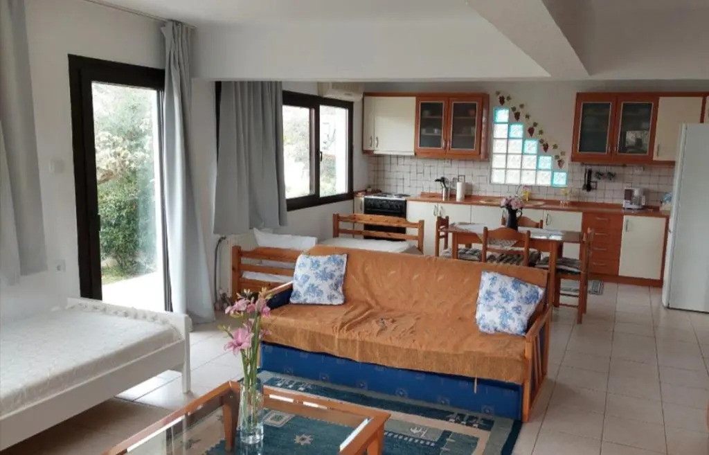 Doras House comfortable apartment with a yard and view