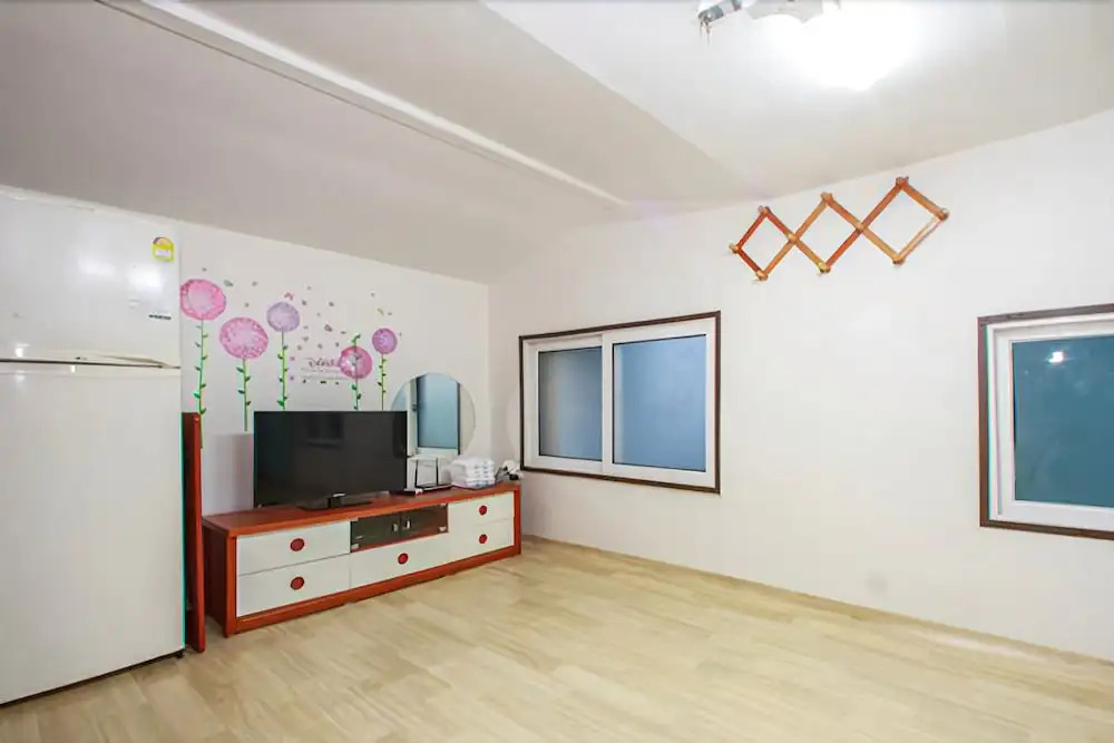 Anmyeondo Sunflower Pension