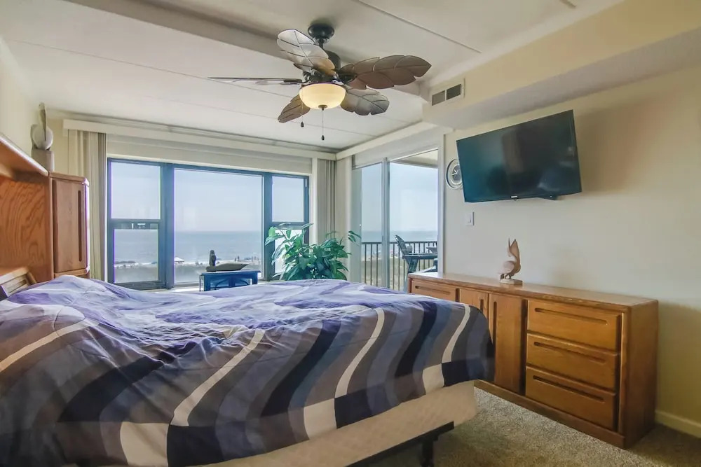 Beachfront Condo w/ Balcony & Views in Ocean City