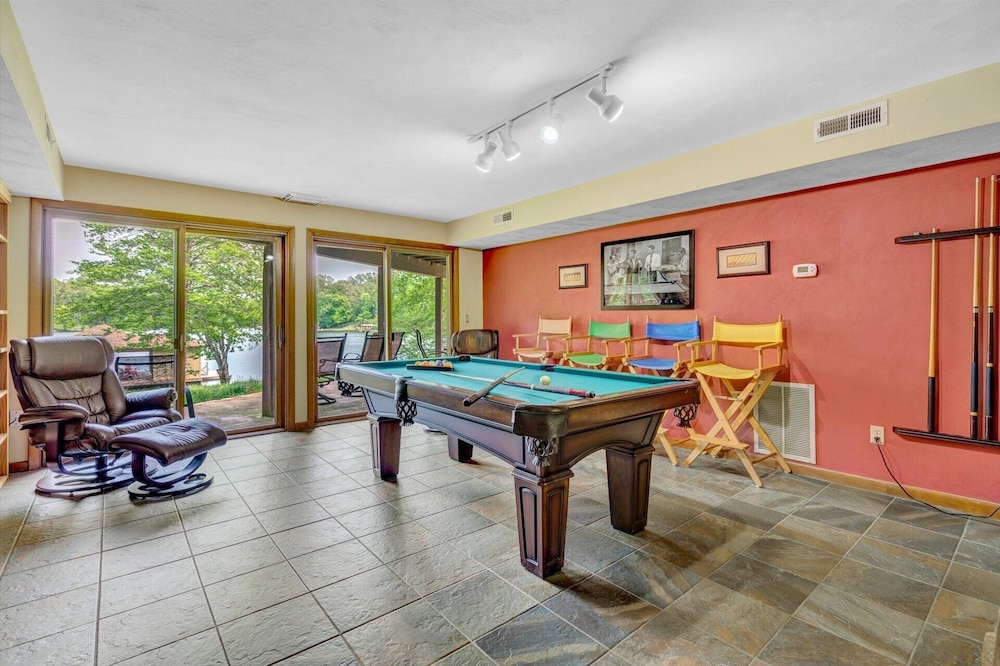 Dancing Water - Sleeps 10, Private Dock, Game Room & Hot Tub